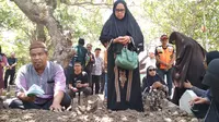 Jenazah penyelam Lion Air Syachrul Anto dimakamkan di Suabaya, Jawa Timur. (Liputan6.com/ Dian Kurniawan)