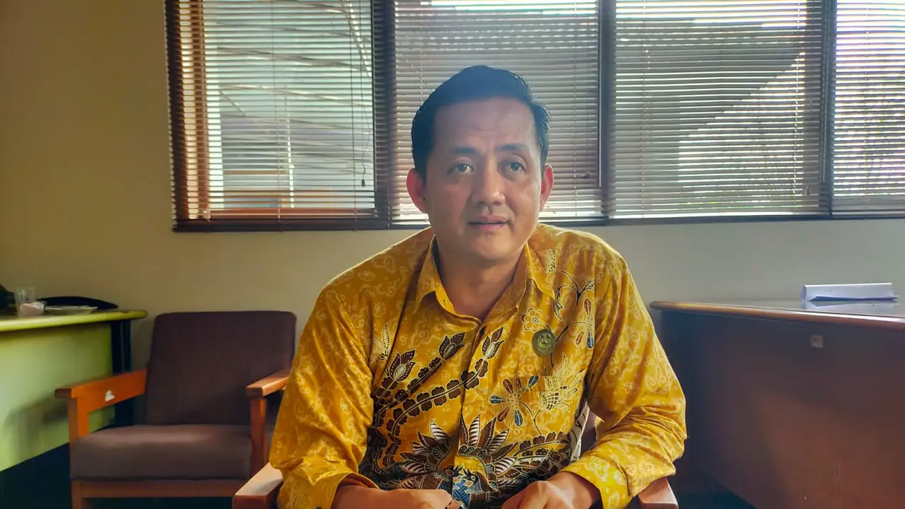 Sekretaris Komisi IV DPRD Garut, Wawan Sutiawan membeberkan data adanya ribuan data ASN dan dosen di Garut tercatat sebagai penerima bansos pemerintah. (Liputan6.com/Jayadi Supriadin)
