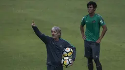 Asisten pelatih Timnas Indonesia, Miguel Jandia, memberikan instruksi saat latihan di Lapangan ABC Senayan, Jakarta, Jumat (12/1/2018). Latihan ini merupakan persiapan jelang laga melawan Islandia. (Bola.com/Vitalis Yogi Trisna)