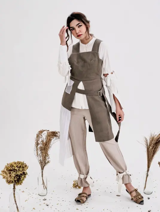 Brand SOE Jakarta dengan koleksi bertema Sophisticated Utility menggunakan footwear dari MADER.