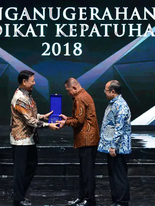 Menteri Pertahanan RI, Ryamizard Ryacudu menerima anugerah khusus dalam acara Penganugerahan Predikat Kepatuhan 2018 di Jakarta, Senin (12/10). Ombudsman RI memberikan Predikat Kepatuhan kepada 97 instansi pemerintah. (Liputan6.com/Pool/Kemenhan)