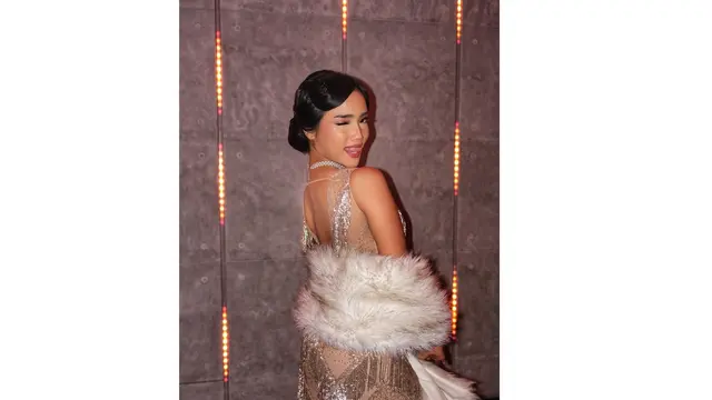Gaya Menawan Fuji Kenakan Outfit Retro yang Glamor