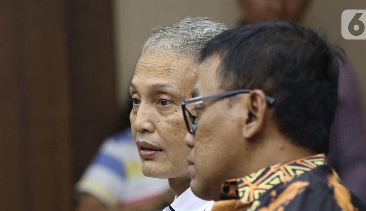 Mantan Direktur Produksi dan Teknologi PT Krakatau Steel (Persero) Wisnu Kuncoro bersiap menjalani sidang vonis dugaan suap di Pengadilan Tipikor, Jakarta, Senin (11/11/2019). Wisnu divonis 1 tahun dan 6 bulan penjara serta denda Rp 50 juta subsider dua bulan kurungan. (Liputan6.com/Herman Zakharia)