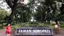 Warga beraktivitas di Taman Suropati, Menteng, Jakarta, Rabu (18/3/2020). Meskipun ditutup untuk umum terkait upaya mencegah penyebaran virus covid 19, namun sebagian masyarakat tetap beraktivitas di sekitar taman tersebut untuk berolahraga atau sekadar berekreasi. (Liputan6.com/Immanuel Antonius)
