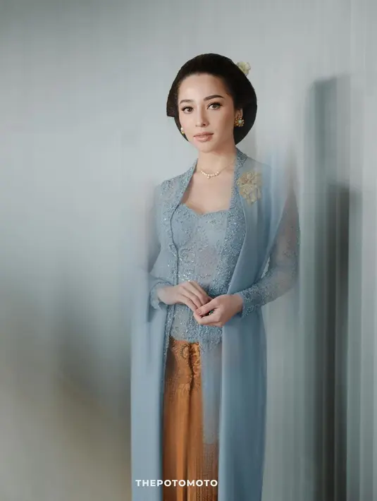 Melihat pesona cantik Nikita Willy dibalut kebaya biru muda. Elegan dengan desain klasik, Maudy menyempurnakan penampilannya dengan riasan dan gaya rambut yang ditata ala putri Keraton. [Foto: Instagram/svarna_byikatindonesia]