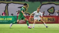 Pemain Persebaya Surabaya, Bruno Moreira (kanan) dijaga ketat oleh pemain PSIM Yogyakarta, Ze Valente pada pertandingan pembuka BRI Super League 2025/2026 di Stadion Gelora Bung Tomo, Jumat (08/08/2025) malam WIB. (Bola.com/Abdul Aziz)
