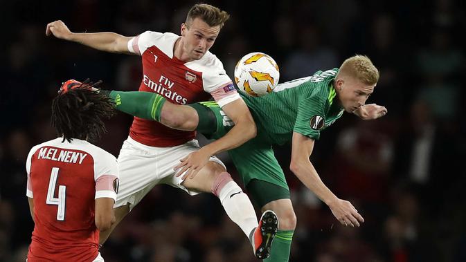 Bek Arsenal, Rob Holding, berebut bola dengan pemain Vorskla, Vladyslav Kulach, pada laga Liga Europa di Stadion Emirates, London, Kamis (20/9/2018). Arsenal menang 4-2 atas Vorskla. (AP/Kirsty Wigglesworth)