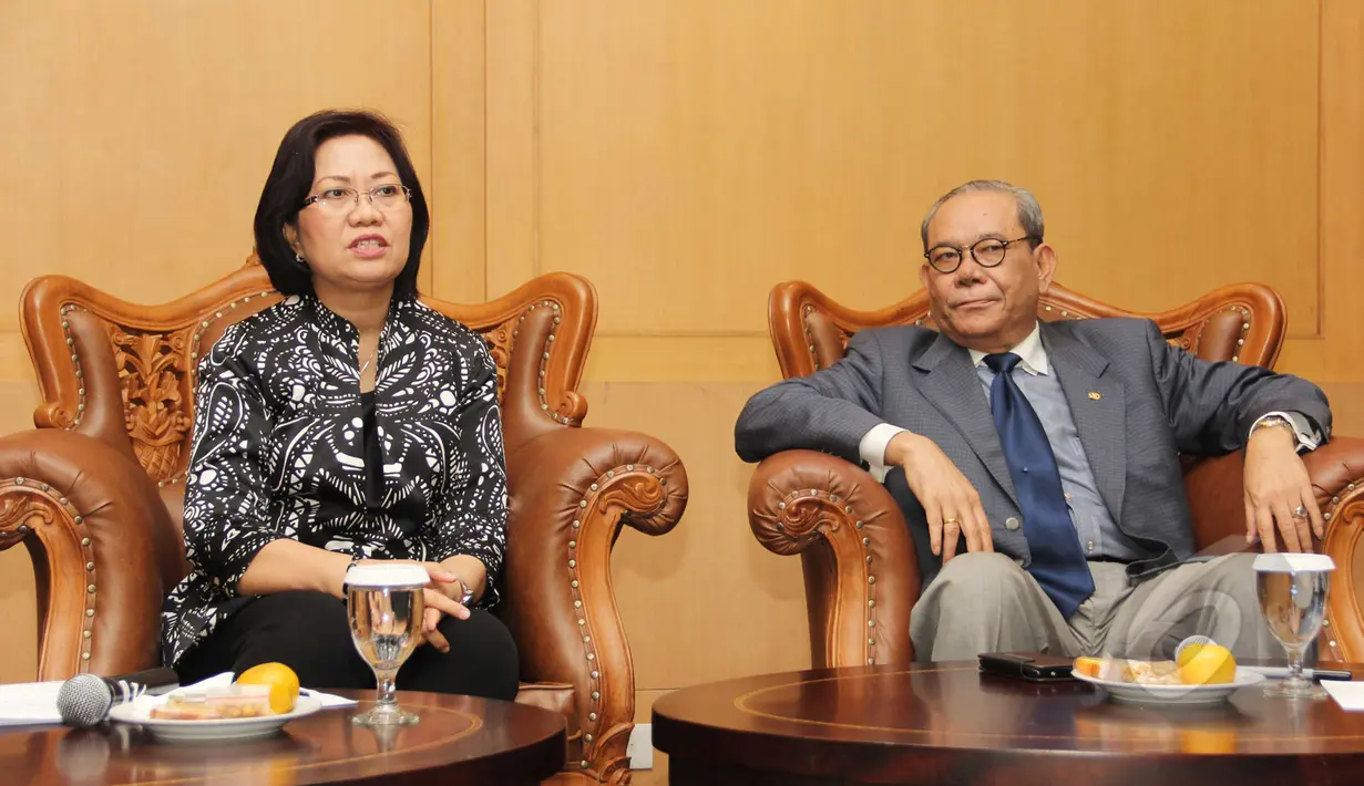 Ketua Komisi II DPR RI Rambe Kamarulzaman dan peneliti senior LIPI Prof Dr Siti Zuhro dalam acara Dialog Pilar Negara bertema "Pemilu Serentak di Seluruh Indonesia" di Komplek Parlemen Senayan, Jakarta, Senin (13/4/2015). (Liutan6.com/Helmi Afandi)