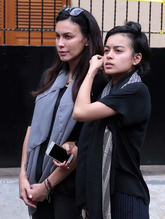 Selama proses pemakaman berlangsung, selain Mira Lesmana, Eva pun jug tak bisa menahan tangisnya. Mungkin banyak kenangan yang telah dirajutnya bersama Nien Lesmana hingga membuat Eva sangat bersedih. (Deki Prayoga/Bintang.com)