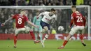 Pemain Tottenham Hotspur Harry Winks (tengah) mencoba melewati pemain Middlesbrough FC Adam Clayton (kiri) dan Lewis Wing pada pertandingan Piala FA di Tottenham Hotspur Stadium, London, Selasa (14/1/2020). Tottenham menang 2-1 dan lolos ke babak 32 besar.
(AP Photo/Matt Dunham)