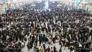Penumpang menunggu di stasiun kereta api Timur Hangzhou selama puncak perjalanan menjelang Tahun Baru Imlek di provinsi Zhejiang, China (20/1/2023). Migrasi tahunan dimulai dengan jutaan orang kembali ke kampung halaman mereka untuk perayaan Tahun Baru Imlek. (AFP/ST)