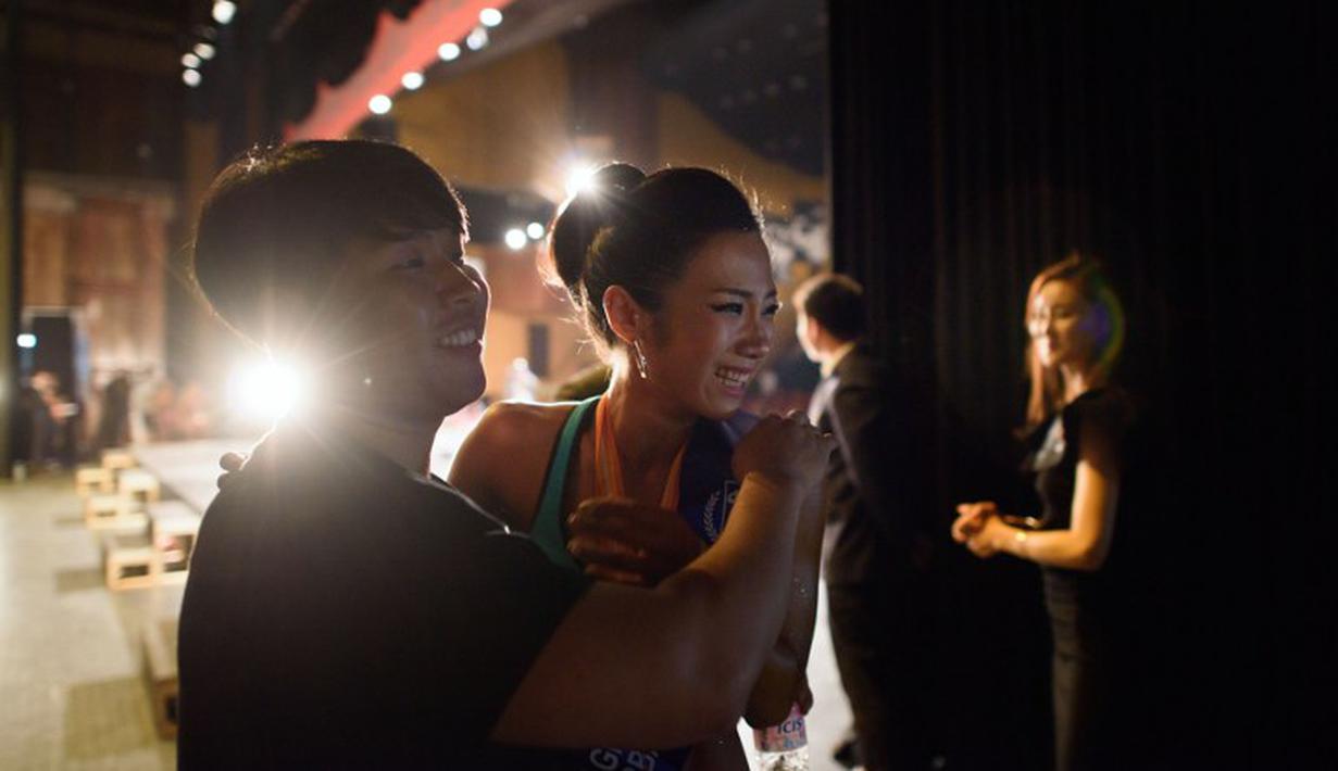 Kegembiraan Kim Hae-Yong setelah memenangi gelar  'Miss Sport Model'.(AFP PHOTO/Ed Jones)