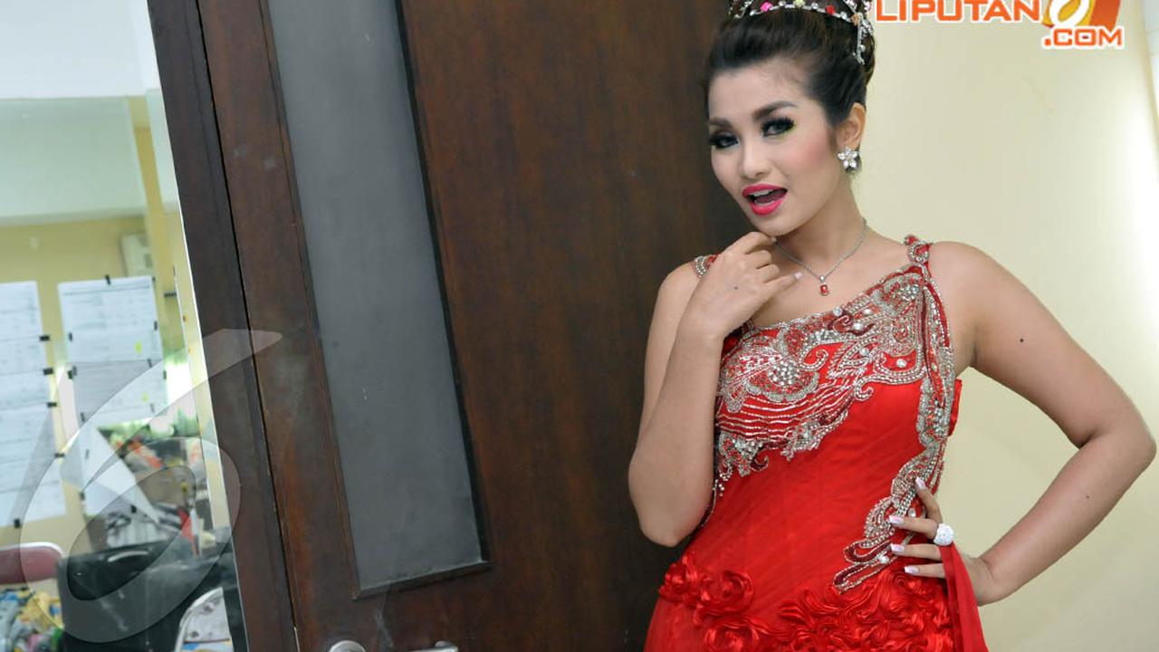 [FOTO] Fitri Carlina Anggun Bergaun Merah