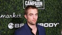 Robert Pattinson tetap memantau kiprah Arsenal meski sibuk di dunia layar lebar. (AFP/Earl Gibson III)
