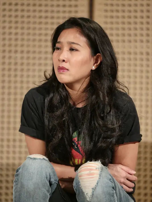 “Ini bentuk protes kita, lewat puisi. Saya mewakili suara rakyat, gimana merasakan rakyat Indonesia jika ada hal yang salah di Istana," tambah Olivia. (Adrian Putra/Bintang.com)