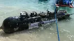 Sebuah foto yang diambil pada 6 April 2026 menunjukkan sebuah objek mirip torpedo dengan panjang 3,7 meter dan lebar 65 sentimeter, yang ditemukan oleh seorang nelayan di dekat Selat Lombok setelah terseret ke pantai di Gili Trawangan, Nusa Tenggara Barat. Sebuah benda mirip torpedo sepanjang kurang lebih 3,7 meter tersebut ditemukan oleh nelayan di perairan Gili Trawangan, Lombok Utara, Nusa Tenggara Barat. (Foto oleh AFP)