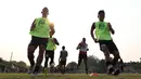 Pemain FC Bekasi City berlari bersama saat mengikuti sesi latihan di Lapangan Harin, Tengerang Selatan, Rabu (7/9/2023). Latihan tersebut merupakan persiapan jelang bergulirnya Liga 2 2023/2024. (Bola.com/M Iqbal Ichsan)