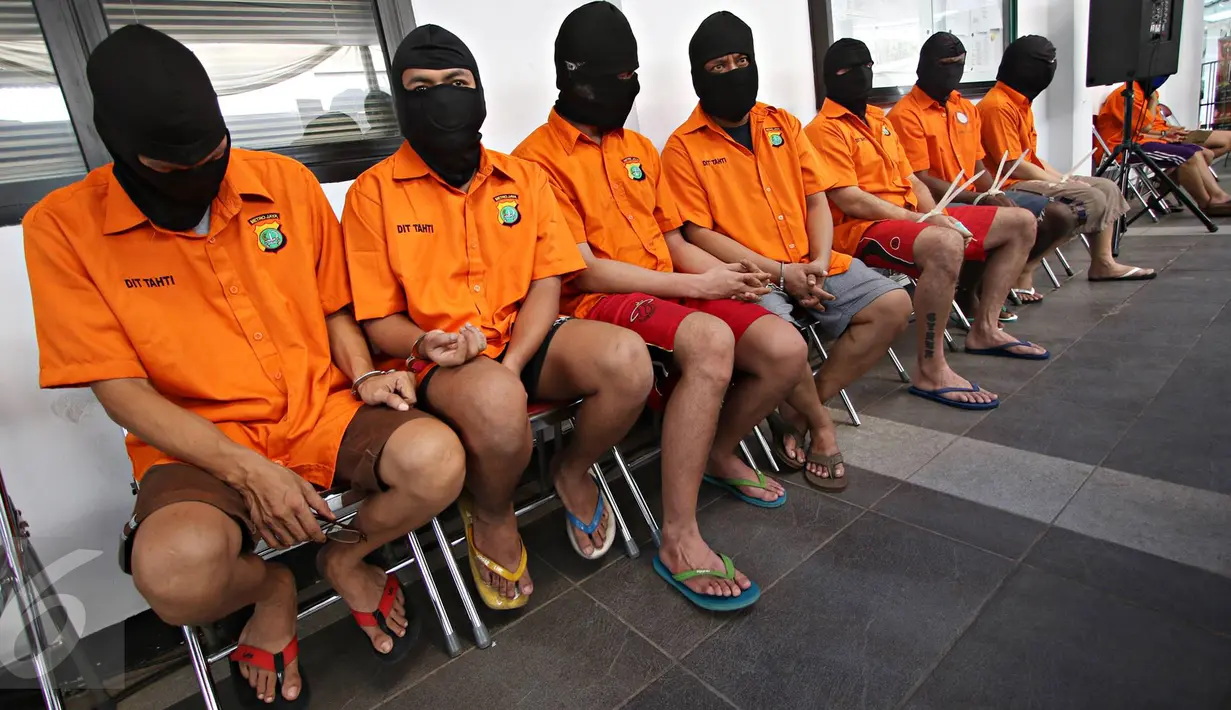 Sejumlah tersangka dihadirkan saat pemusnahan barang bukti narkoba berupa sabu cair, sabu kristal dan ekstasi di Polda Metro Jaya, Jakarta, Kamis (16/6). 8 orang yang dibekuk, dua diantaranya masuk pada jaringan internasional. (Liputan6.com/Immanuel)