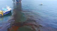Pencemaran perairan laut berupa tumpahan minyak (oil spill) seringkali terjadi. 