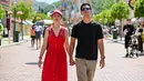 Di tengah terik matahari, Tyara Renata dan Surya Insomnia foto berdua. Keduanya saling berpegangan tangan bak pasangan muda yang sedang berkencan. Menikah di tahun 2013, kehidupan rumah tangga pasangan artis ini dikenal selalu harmonis. Dan, semakin ramai dengan kehadiran tiga orang putri. (Liputan6.com/IG/@suryainsomnia)