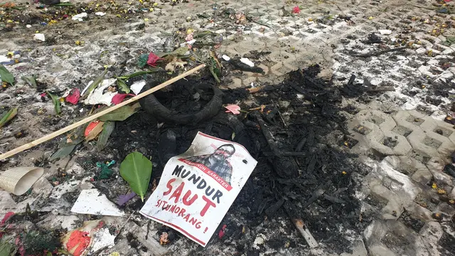 Sisa demo ricuh di KPK. (Liputan6.com/ Nanda Perdana Putra)