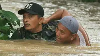 Seorang warga yang hampir terbawa arus banjir, berhasil diselamatkan oleh Sertu Waki. Padahal korban sempat terseret sejauh lima ratus meter.