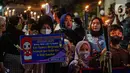 Warga mengikuti pawai obor menyambut Ramadan di kawasan Matraman Dalam, Jakarta, Minggu (27/3/2022). Pawai obor tersebut juga digelar untuk meningkatkan silaturahmi dan ukhuwah sesama umat Muslim serta menyemarakkan syiar Islam di Ibu Kota. (Liputan6.com/Faizal Fanani)