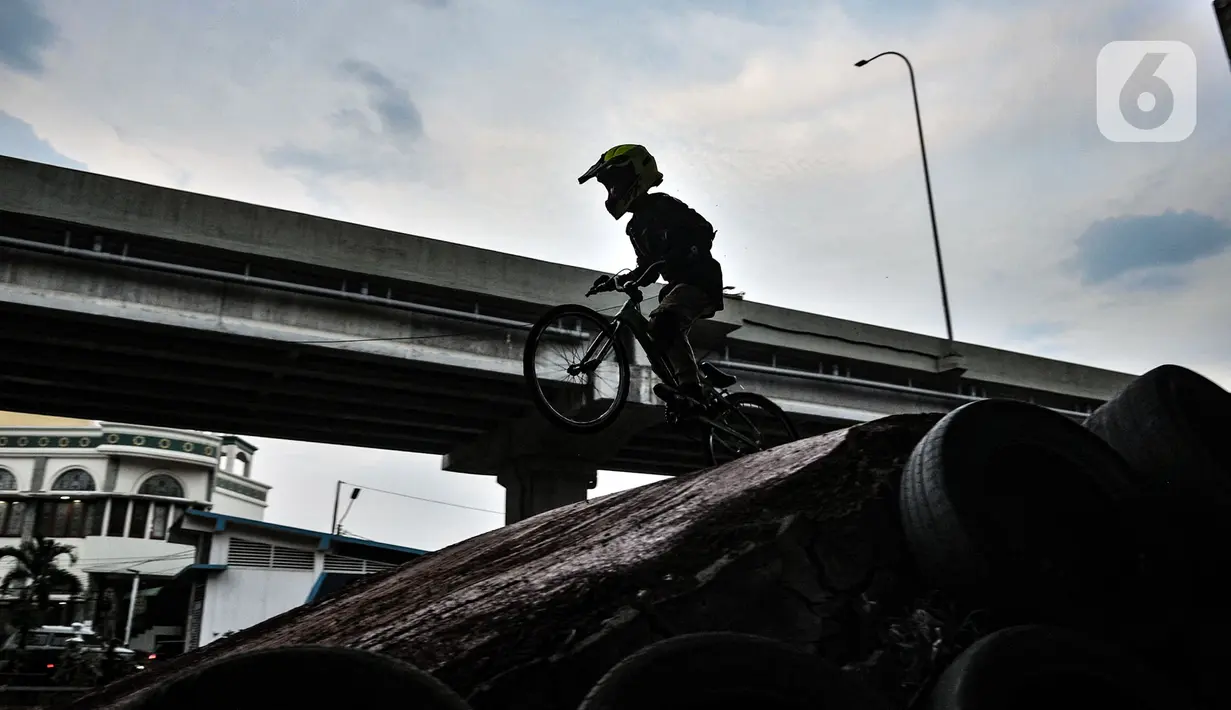 Anak-anak saat bermain sepeda di Taman Pilar Jati Bike, Cipinang Melayu, Jakarta, Kamis (5/11/2020). Para pecinta sepeda menyambut antusias setelah taman yang berada di kolong Tol Becakayu dan tepat di sebelah aliran Kalimalang itu dibuka untuk umum. (merdeka.com/Iqbal S Nugroho)