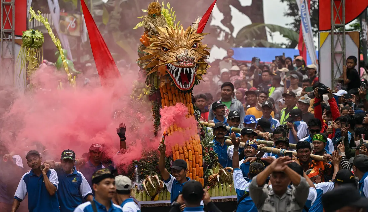 Wonosalam pun berubah menjadi lautan manusia. Ribuan warga rela berhimpitan untuk mendapatkan buah durian lokal secara gratis. (JUNI KRISWANTO/AFP)