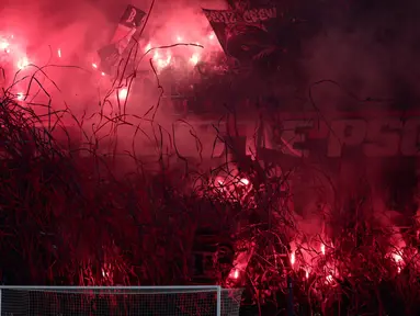 Pendukung Paris Saint-Germain (PSG) merayakan kemenangan Les Parisiens atas Arsenal pada pertandingan leg kedua semifinal Liga Champions 2024/2025 di Stadion Parc des Princes, Paris, pada 7 Mei 2025 waktu setempat atau Kamis (8/5/2025) WIB dini hari. (Thibaud MORITZ/AFP)