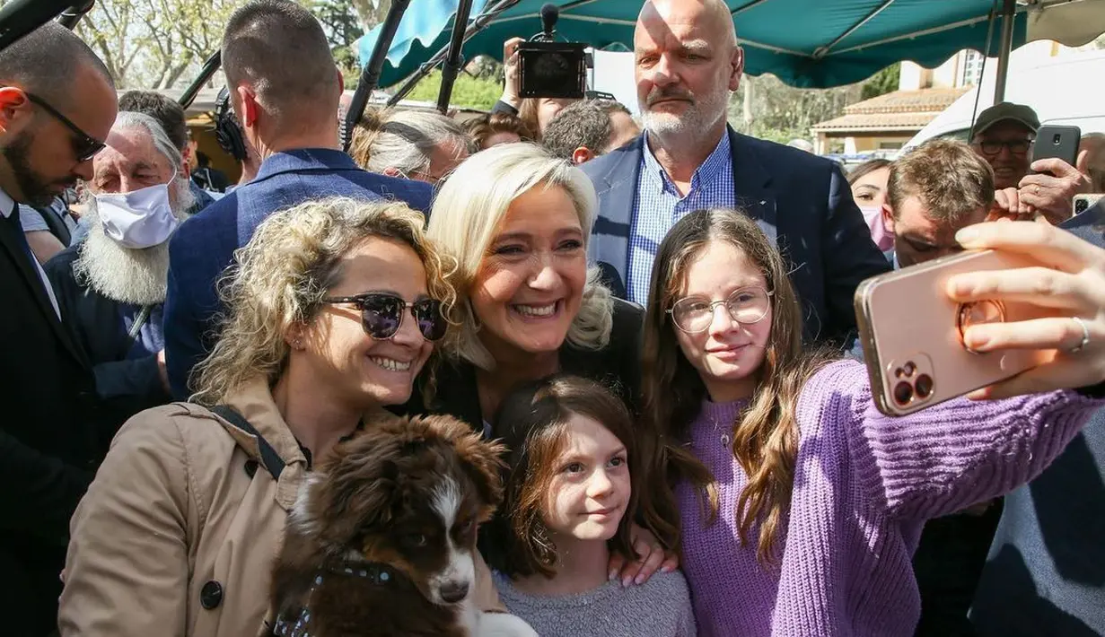 <p>Menurutnya, larangan hijab ini akan dilakukan seperti pelanggaran sabuk pengaman mobil. Di mana para warga yang mengenakan hijab akan dikenakan denda. (Foto: Instagram/ Marine_Lepen)</p>