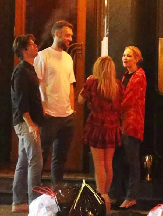 JLaw dan Cooke sendiri bertemu lewat sahabatnya, yakni Laura Simpson. Namun sepertinya mereka masih tak ingin terlalu membuka hubungan. (CelebJar)