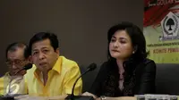 Setya Novanto saat mendaftar sebagai ‎Caketum Partai Golkar didampingi istrinya Deisti Astriani Tagor di DPP Partai Golkar, Jakarta, Rabu (4/5). Partai Golkar mematok mahar Rp 1 M untuk Balon Ketua Umum Partai Golkar. (Liputan6.com/Johan Tallo) 