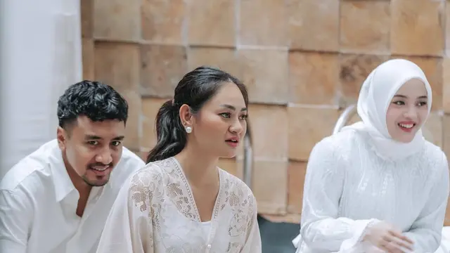 Potret Putri Delina di Momen Aqiqah Anak Mahalini dan Rizky Febian. (instagram/putridelinaa)