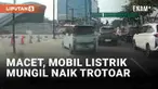Hampir setiap hari kerap ditemukan pengendara yang melanggar lalu lintas saat macet. Namun momen yang viral baru-baru ini justru buat melongo. Sebuah mobil listrik mungil nekat naik trotoar untuk menembus kemacetan.