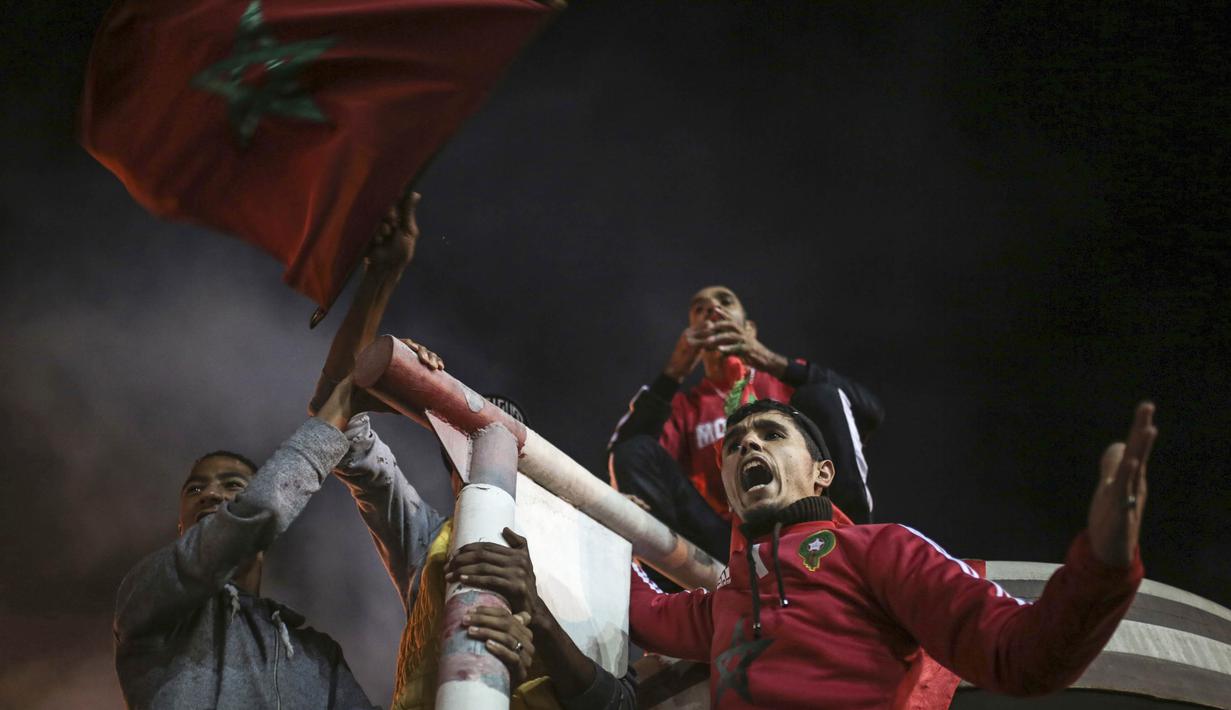 Warga Maroko berpesta merayakan keberhasilan negaranya lolos ke Piala Dunia 2018 di Rabat, Sabtu (11/11/2017). Maroko lolos setelah mengalahkan Pantai Gading 2-0 pada laga penentu. (AP/Mosa'ab Elshamy)