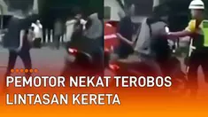 Aksi pemotor nekat terobos lintasan kereta api hampir tersambar mengundang perhatian