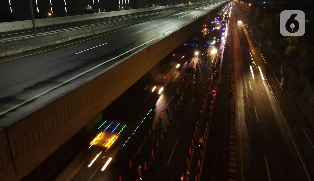 Suasana pemeriksaan dokumen pengendara yang melintas dari arah Jakarta di Pintu Tol keluar Cikarang Barat, kabupaten Bekasi, Jawa Barat, Kamis (6/5/2021) dini hari. Pemeriksaan tersebut terkait larangan mudik lebaran 2021 yang dimulai tanggal 6 hingga 17 Mei. (Liputan6.com/Herman Zakharia)
