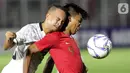 Pemain Timnas Indonesia U-19, Sutan Diego (kanan) berebut bola dengan pemain Timor Leste pada laga kualifikasi Grup K Piala AFC U-19 2020 di Stadion Madya Gelora Bung Karno, Jakarta, Rabu (6/11/2019). Indonesia unggul 3-1. (Liputan6.com/Helmi Fithriansyah)