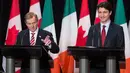 PM Kanada Justin Trudeau dan PM Irlandia, Enda Kenny menggelar konferensi pers setelah melakukan pertemuan di Montreal, Kamis (4/5). Dalam pertemuan itu, Trudeau membuat heboh lantaran kaus kaki yang dikenakannya. (Paul Chiasson/The Canadian Press via AP)