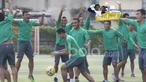 Canda dan Tawa pemain Timnas Indonesia saat latihan ringan areal Hotel Grand Fourwings, Thailand, (17/12/2016). (Bola.com/Vitalis Yogi Trisna) 
