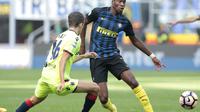 Gelandang bertahan Inter Milan, Geoffrey Kondogbia (kanan), saat mendapat tekanan dari pemain Bologna, Adam Nagy, pada laga Serie A 2016-2017, di Stadion Giuseppe Meazza, Milano, Minggu (25/9/2016).  (EPA/Emilio Andreoli)