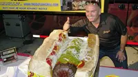 Hot Dog terbesar di dunia buatan Brett Enright dibuat dalam waktu tiga jam. (Foto: Metro.co.uk)