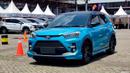 Toyota Raize merupakan salah satu mobil yang diproduksi untuk pasar global. Mobil ini memiliki dimensi kompak sehingga menyenangkan untuk dibawa harian di perkotaan. Raize cocok untuk kamu yang ingin menggunakan mobil bernuansa SUV namun dengan ukuran yang tidak terlalu besar. Konsumsi bahan bakar mobil ini terbilang irit namun tetap memberikan performa mesin optimal berkat kehadiran turbo. Warna yang ditawarkan mobil ini pun beragam, mulai dari biru, merah, kuning, hitam, dan putih. (Source: otosia.com)
