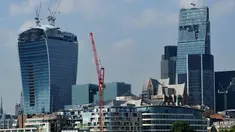 Walkie Talkie, gedung pencakar langit (kanan) di Kota London, 3 September 2013. Gedung bertingkat 37 ini memenangkan Piala Carbuncle yang diberikan setiap tahun kepada gedung yang dipandang sebagai terburuk di Inggris. (REUTERS/Stefan Wermuth/Files)