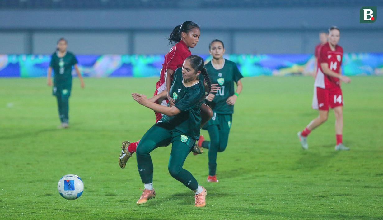 Pemain belakang Pakistan sukses meredam gelombang serangan dari pemain Timnas Indonesia Putri dalam laga kedua Grup D Kualifikasi Piala Asia Putri 2026. (Bola.com/M Iqbal Ichsan)