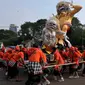 Sejumlah pemuda mengarak boneka raksasa dalam pawai Ogoh-ogoh di kawasan Monas, Jakarta, Jumat (20/3/2015). Pawai tersebut merupakan rangkaian dari prosesi menjelang Hari Raya Nyepi Tahun Saka 1937. (Liputan6.com/Johan Tallo)