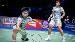 Pebulutangkis ganda putri Indonesia, Siti Fadia Silva Ramadhanti (kiri), berhasil mengembalikan shuttlecock dari ganda putri Korea Selatan dalam pertandingan semifinal di Kejuaraan Dunia 2023 yang berlangsung di Royal Arena, Copenhagen, Denmark, Sabtu (26/08/2023). (AFP/Ritzau Scanpix/Mads Claus Rasmussen)