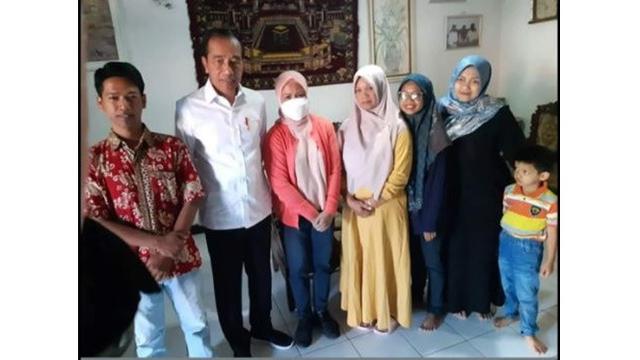 6 Momen Presiden Jokowi Takziah ke Rumah Sahahat, Teman Merintis Usaha Mebel