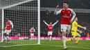 Bek Arsenal, Laurent Koscielny, merayakan gol yang dicetaknya ke gawang Newcastle pada laga Liga Premier Inggris di Stadion Emirates, Sabtu (2/1/2016). Arsenal berhasil menang 1-0 atas Newcastle. (Reuters/Eddie Keogh) 